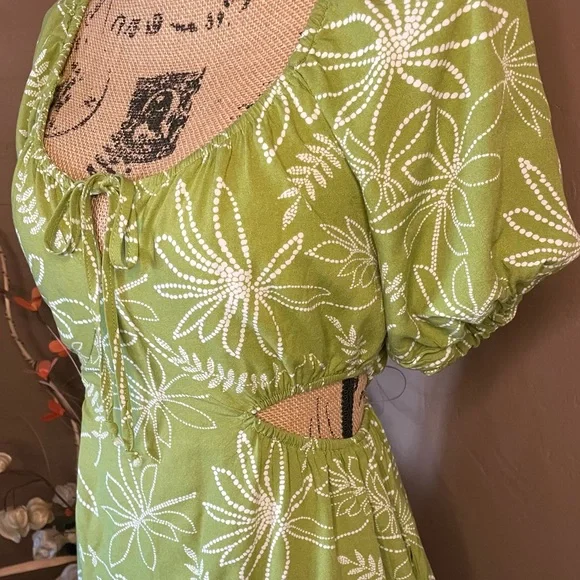 Liberty Love Green and White Floral Mini Dress cute puff sleeves Sz M PTP 15.5 - Picture 3 of 6